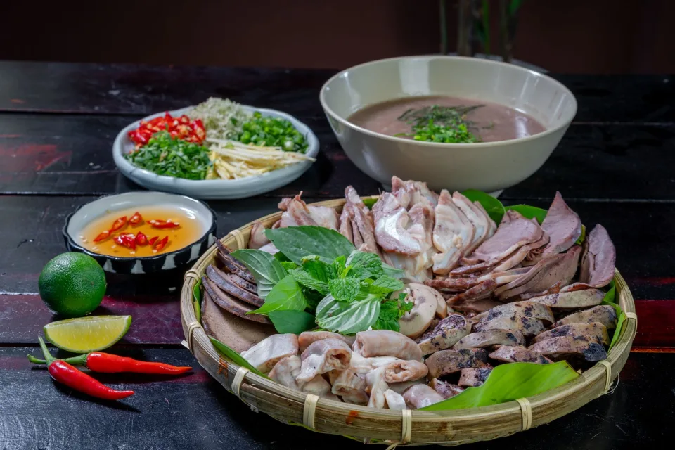 Bàn nướng đông khách tại Quán King Buffer Lẩu Nướng No1